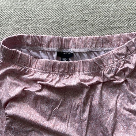 Tahari Woman’s 2-piece Pyjama Set - Picture 10 of 10